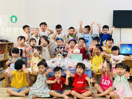 Lớp Mầm 1 tổ chức sinh nhật cho các bé tháng 4